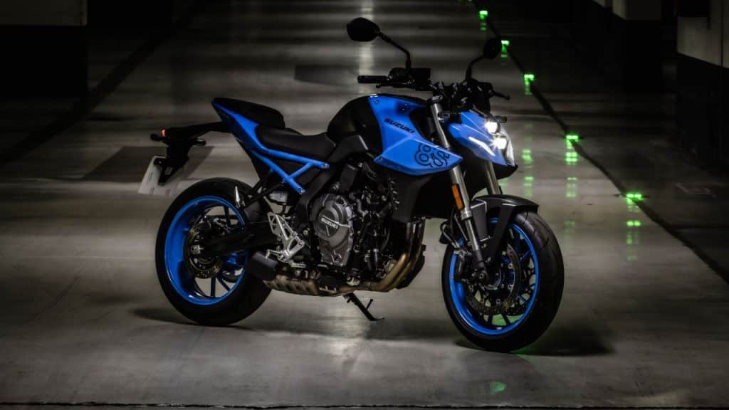 Suzuki GSX-8S A2 2025 de couleur bleue, vue de profil sur sa béquille latérale, mettant en valeur son design streetfighter