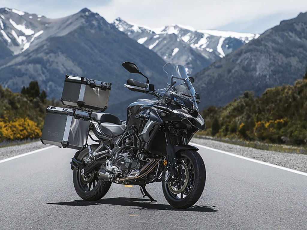 Avis Benelli TRK 502 A2 : garée sur sa béquille latérale sur une route sinueuse avec un panorama de montagnes en fond