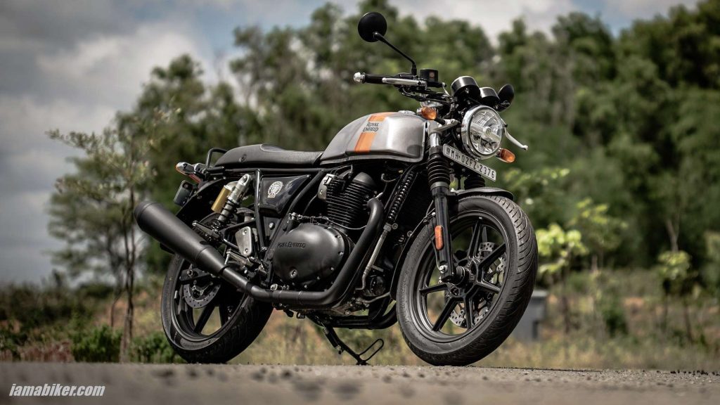 Royal Enfield Interceptor 650 A2, vue de profil, garée sur une route de campagne ensoleillée.
