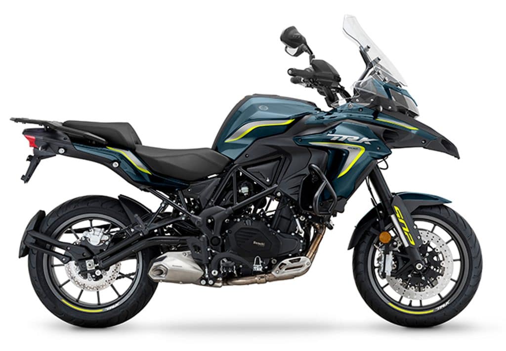 Benelli TRK 502 A2 de couleur grise, vue de profil, mettant en avant son design de trail-aventure