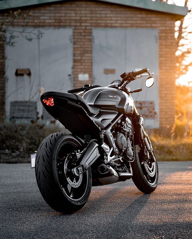 Vue arrière pour notre test Triumph Trident 660 A2, mettant en évidence le feu stop à LED et la sortie d'échappement basse
