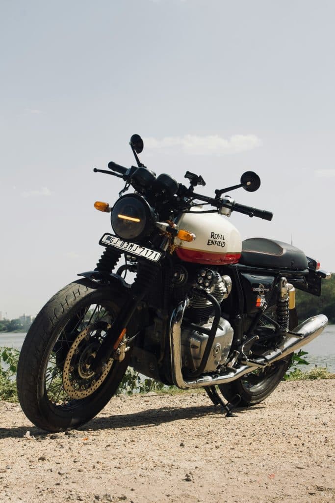 Plan sur le moteur bicylindre chromé pour notre avis Royal Enfield Interceptor 650 A2