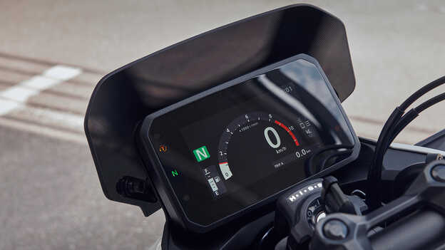 Gros plan sur le nouvel écran TFT couleur de 5 pouces pour notre test Honda CB500 Hornet A2.