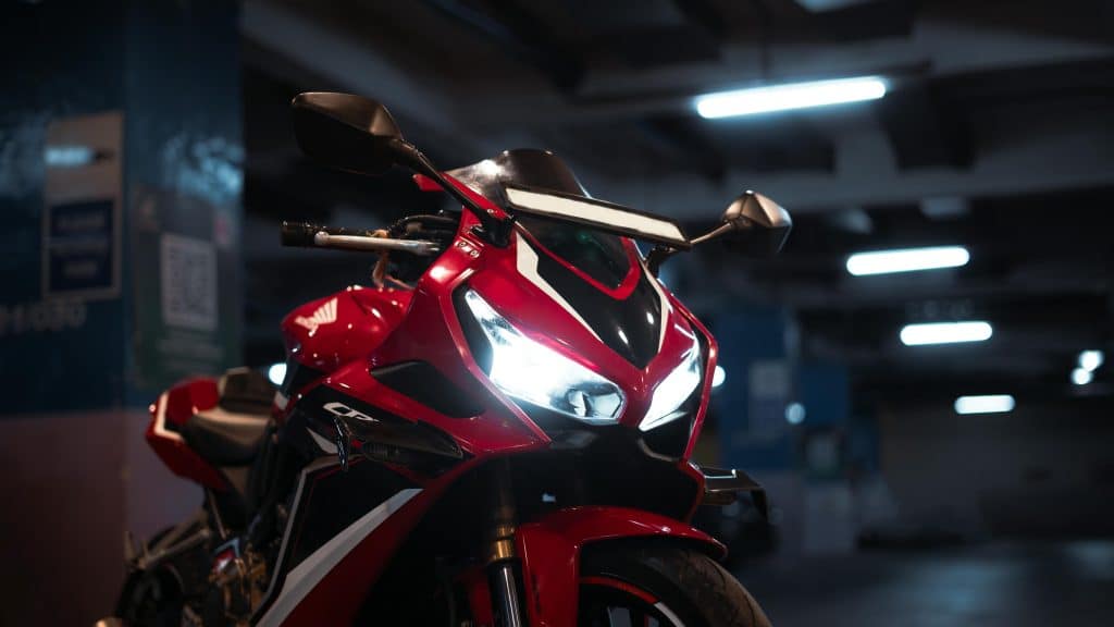 Gros plan sur la double optique à LED pour notre avis Honda CBR500R A2, montrant sa signature lumineuse agressive