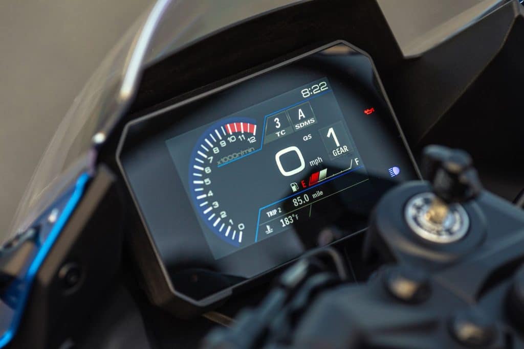 Gros plan sur l'écran TFT couleur de 5 pouces pour notre avis Suzuki GSX-8S A2