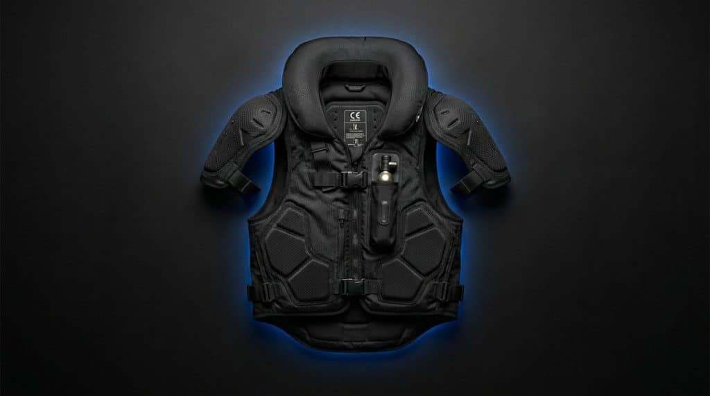 Gilet airbag moto noir a coque CE, fond charbon accent bleu, equipement A2
