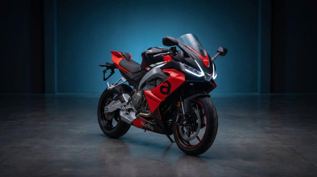 Aprilia RS 457 rouge et noire, sportive carenee A2 a cadre aluminium, vue trois-quarts avant en studio