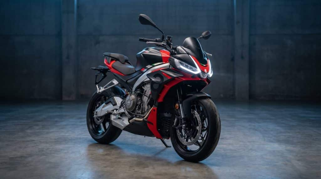 Aprilia Tuono 457 rouge et noire, roadster streetfighter A2, vue trois-quarts avant en studio