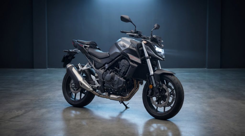 Honda CB750 Hornet grise et noire, roadster A2 bridable, vue trois-quarts avant en studio