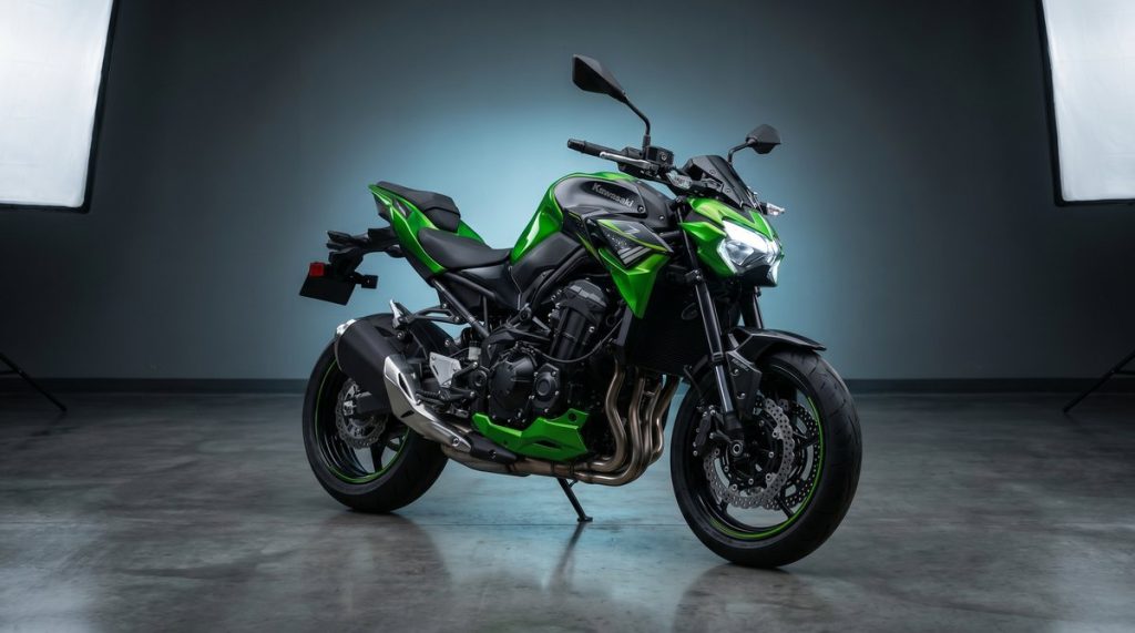 Kawasaki Z900 A2 verte et noire, roadster quatre-cylindres A2, vue trois-quarts avant en studio