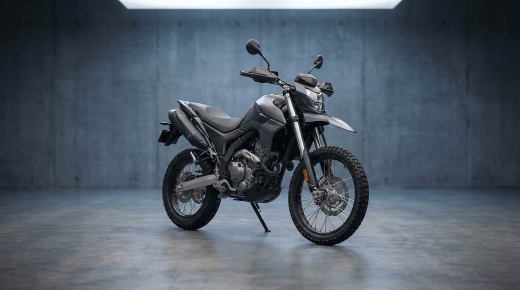 Trail aventure A2 photo studio realiste, sol beton, ambiance bleue douce, visuel du test KTM 390 Adventure