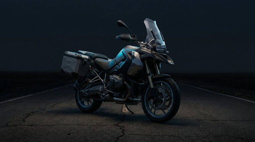 Trail routier de segment A2 générique, bec de canard et stance haute, sur route déserte au crépuscule avec accent bleu électrique sur fond charbon.