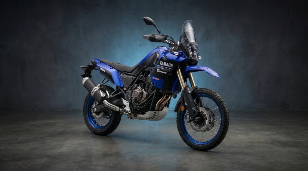 Yamaha Tenere 700 bleue, trail aventure rallye-raid A2, vue trois-quarts avant en studio